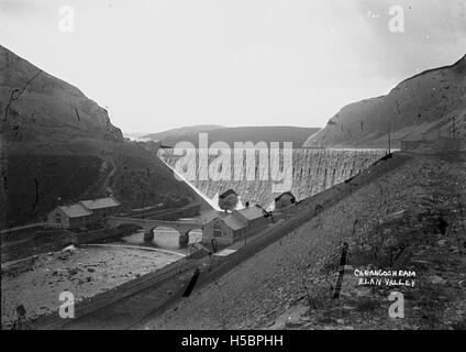 Una fotografia della diga di Caban Coch situata nella Elan Valley, Galles. La diga è stata costruita nel XIX secolo come parte della riserva Elan Valley, fornendo acqua a Birmingham e alle aree circostanti. Foto Stock