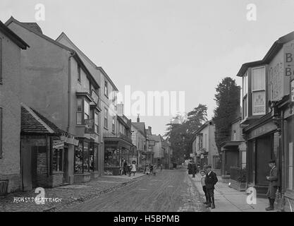 Questa immagine probabilmente raffigura High Street a Presteigne, una piccola città mercato situata sul confine gallese-inglese. La strada mostra l'architettura e i negozi locali tipici delle città rurali della regione. Foto Stock