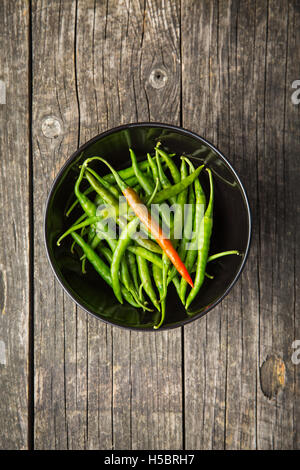 Peperoncini verdi in vaso. Vista dall'alto. Foto Stock