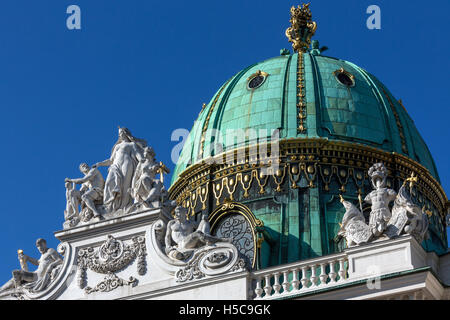 Dettaglio sul tetto del Palazzo di Hofburg di Vienna in Austria. Il Palazzo di Hofburg è l'ex palazzo imperiale che forma il della Foto Stock