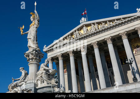 Statue presso gli edifici del Parlamento su Ringstrabe di Vienna in Austria. Il Parlamento austriaco è il legislatore bicamerale in Au Foto Stock