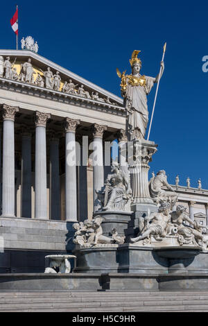 Statue presso gli edifici del Parlamento su Ringstrabe di Vienna in Austria. Foto Stock