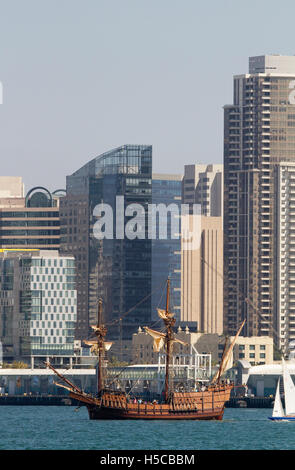 Tall Ship San Salvador nel 2016 Festival di vela, sfilata di navi, Baia di San Diego, CA con il centro in background Foto Stock