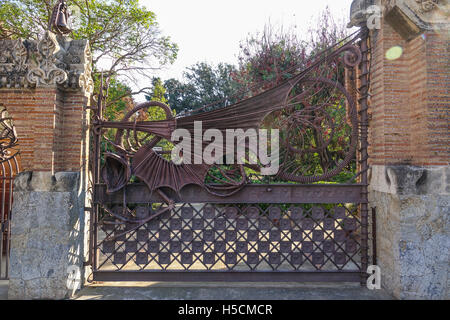 Gate a Finca Güell di Barcellona - un'attrazione turistica Foto Stock