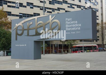 Ingresso principale del Centro di ricerche biomediche in Barcellona Foto Stock