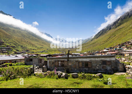 Casa di pietra in Kavrun altopiano che è un paesino di montagna Kackar. Foto Stock