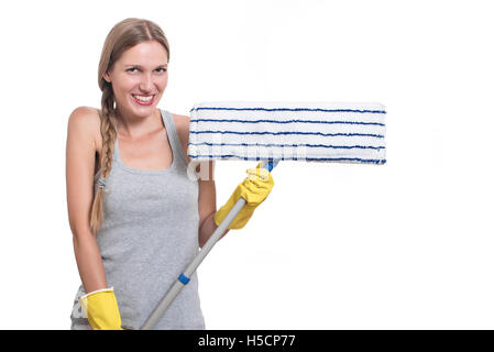 Il concetto di pulizia. Sorridente, donna felice con un pavimento mop e giallo guanti di gomma Foto Stock