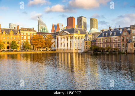 L'Aia, la capitale dei Paesi Bassi, il Binnenhof edificio, museo Mauritshuis Royal art gallery, skyline quartiere degli affari Foto Stock