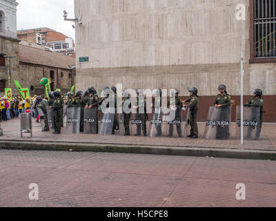 Bogotà, Colombia - 01 Maggio 2016: armati polizia per le strade di Bogotà Foto Stock