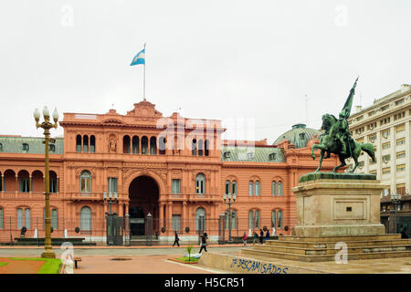 BUENOS AIRES, Argentina - 17 settembre 2009: Scena di maggio square e la Casa Rosa (la Casa Rosada, la casa presidenziale), w Foto Stock