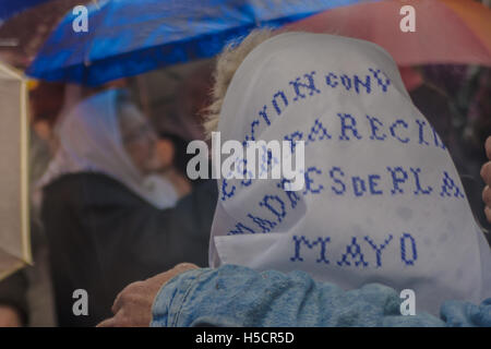 BUENOS AIRES, Argentina - 17 SETT 2009: il settimanale sfilata delle Madres de Plaza de Mayo. Queste sono le madri i cui figli sono stati Foto Stock