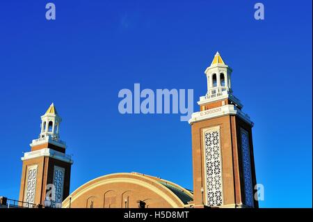 Il orientale distintive torri gemelle di Chicago il Navy Pier crogiolarvi al sole del tardo pomeriggio di un pomeriggio d'estate. Chicago, Illinois, Stati Uniti d'America. Foto Stock