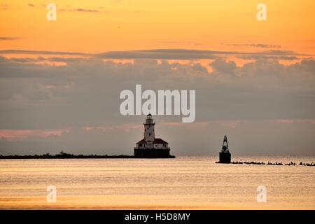 Il Chicago Faro del porto di sunrise su una tarda mattina d'estate. Chicago, Illinois, Stati Uniti d'America. Foto Stock