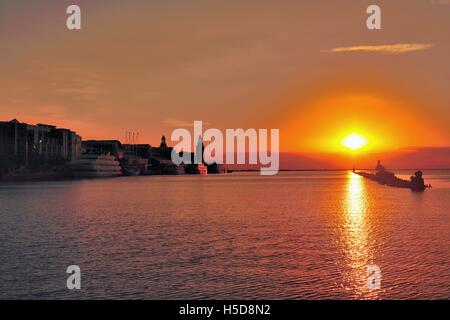 Navi ormeggiate a Chicago il Navy Pier di Chicago del porto al tramonto su una tarda mattina d'estate. Chicago, Illinois, Stati Uniti d'America. Foto Stock