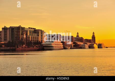 Navi ormeggiate a Chicago il Navy Pier all alba di una tarda mattina d'estate. Il sole era appena emerso da una striscia di nuvole pesanti. Foto Stock