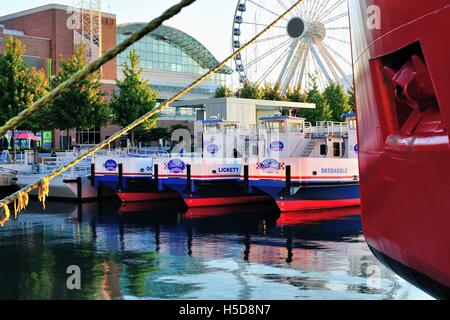 I taxi acquatici legato lungo Chicago il Navy Pier come visto attraverso le funi utilizzate per legare il U.S. Guardacoste Mackinaw. Chicago, Illinois, Stati Uniti d'America. Foto Stock