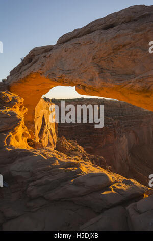 Utah, il Parco Nazionale di Canyonlands, Island in the Sky, Mesa Arch, a sunrise Foto Stock