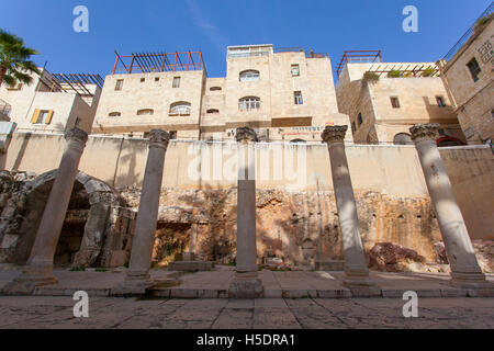 Colonne romane nel 'cardo' trimestre. Gerusalemme la città vecchia, Israele. Foto Stock