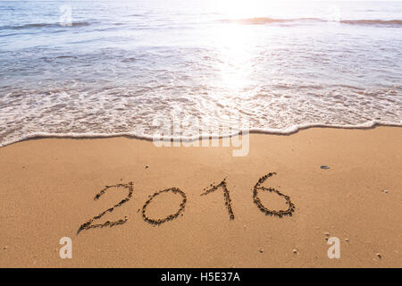 2016 scritto su di una spiaggia di sabbia con bright sun Foto Stock