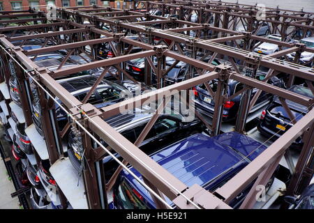 Multi-livello parcheggio impilati, New York City, NY, STATI UNITI D'AMERICA Foto Stock