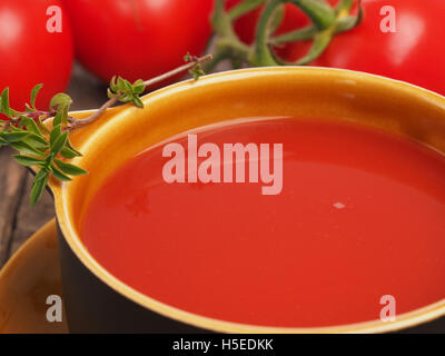 Immagine ravvicinata di gazpacho in una ciotola rustico Foto Stock