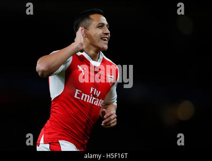 Londra, Regno Unito. Xix oct, 2016. Alexis Sanchez di Arsenal celebra dopo rigature durante la UEFA Champions League Gruppo un match tra Arsenal e Ludogorets Razgrad presso l'Emirates Stadium di Londra, Gran Bretagna il Ott 19, 2016. Arsenal vince 6-0. © Han Yan/Xinhua/Alamy Live News Foto Stock