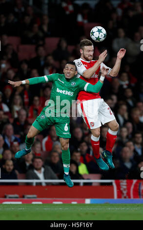 Londra, Regno Unito. Xix oct, 2016. Shkodran Mustafi (R) dell'Arsenal teste per la sfera con Natanael di Ludogorets Razgrad durante la UEFA Champions League Gruppo a corrispondere all'Emirates Stadium di Londra, Gran Bretagna il Ott 19, 2016. Arsenal vince 6-0. © Han Yan/Xinhua/Alamy Live News Foto Stock