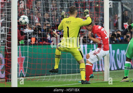 Monaco di Baviera, Germania. Xix oct, 2016. Il Bayern Monaco di Baviera Joshua Kimmich (R) punteggi un obiettivo durante la UEFA Champions League Gruppo D partita di calcio tra FC Bayern Monaco e PSV Eindhoven a Monaco di Baviera, Germania, Ottobre 19, 2016. © Philippe Ruiz/Xinhua/Alamy Live News Foto Stock