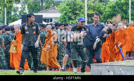 Krabi, Thailandia. Il 19 ottobre, 2016. Donna Thai debole durante la cerimonia di lutto del Re Bhumibol Adulyadej a Krabi town hall Provinciale il 19 ottobre 2016 a Krabi, Thailandia. Credito: Suphatthra Cina/Alamy Live News Foto Stock