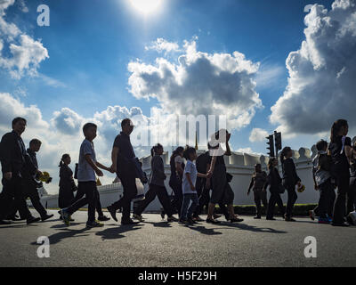 Bangkok, Tailandia. Xx oct, 2016. File di persone nel Grand Palace a Bangkok per pagare gli aspetti al fine Bhumibol Adulyadej, il Re della Thailandia. Il re è morto 13 Ottobre, 2016. Egli è stato 88. La sua morte è venuto dopo un periodo di mancanza di salute. Bhumibol Adulyadej è nato a Cambridge il 5 dicembre 1927. Egli è stato il nono sovrano della Thailandia dalla dinastia Chakri ed è noto anche come Rama IX. Credito: ZUMA Press, Inc./Alamy Live News Foto Stock