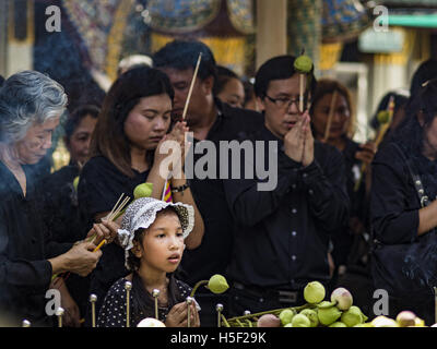 Bangkok, Tailandia. Xx oct, 2016. Persone in lutto per la morte del compianto Bhumibol Adulyadej, del re di Thailandia, pregare presso il Wat Phra Kaew, il più importante tempio buddista in Thailandia. Il re è morto 13 Ottobre, 2016. Egli è stato 88. La sua morte è venuto dopo un periodo di mancanza di salute. Bhumibol Adulyadej è nato a Cambridge il 5 dicembre 1927. Egli è stato il nono sovrano della Thailandia dalla dinastia Chakri ed è noto anche come Rama IX. Credito: ZUMA Press, Inc./Alamy Live News Foto Stock