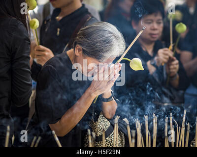 Bangkok, Tailandia. Xx oct, 2016. Persone in lutto per la morte del compianto Bhumibol Adulyadej, del re di Thailandia, pregare presso il Wat Phra Kaew, il più importante tempio buddista in Thailandia. Il re è morto 13 Ottobre, 2016. Egli è stato 88. La sua morte è venuto dopo un periodo di mancanza di salute. Bhumibol Adulyadej è nato a Cambridge il 5 dicembre 1927. Egli è stato il nono sovrano della Thailandia dalla dinastia Chakri ed è noto anche come Rama IX. Credito: ZUMA Press, Inc./Alamy Live News Foto Stock