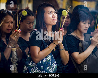 Bangkok, Tailandia. Xx oct, 2016. Persone in lutto per la morte del compianto Bhumibol Adulyadej, del re di Thailandia, pregare presso il Wat Phra Kaew, il più importante tempio buddista in Thailandia. Il re è morto 13 Ottobre, 2016. Egli è stato 88. La sua morte è venuto dopo un periodo di mancanza di salute. Bhumibol Adulyadej è nato a Cambridge il 5 dicembre 1927. Egli è stato il nono sovrano della Thailandia dalla dinastia Chakri ed è noto anche come Rama IX. Credito: ZUMA Press, Inc./Alamy Live News Foto Stock