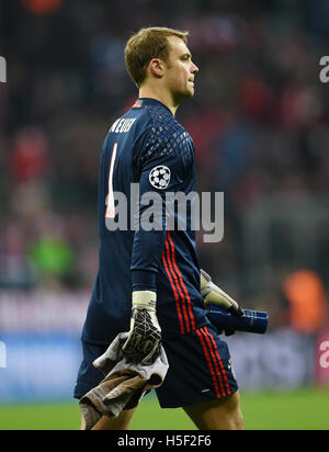 Monaco di Baviera, Germania. Xix oct, 2016. Monaco di Baviera è il portiere Manuel Neuer passeggiate fuori dal campo di gioco a metà tempo durante la UEFA Champions League Soccer match tra FC Bayern Monaco e PSV Eindhoven in stadio Allianz Arena di Monaco di Baviera, Germania, il 19 ottobre 2016. Foto: Tobias Hase/dpa/Alamy Live News Foto Stock