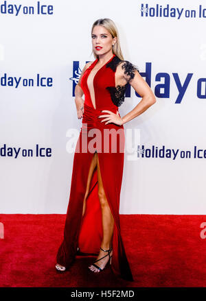 Amburgo, Germania. Xix oct, 2016. La televisione olandese presenter Sylvie Meis pone sul tappeto rosso prima dell'Holiday on Ice Gala di Amburgo, Germania, 19 ottobre 2016. Foto: Markus Scholz/dpa/Alamy Live News Foto Stock