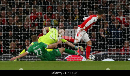 Emirates Stadium, Londra, Regno Unito. Xix oct, 2016. Mesut Ozil arsenale punteggi del quarto obiettivo durante la UEFA Champions League match tra Arsenal e Ludogorets Razgrad presso l'Emirates Stadium di Londra. Solo uso editoriale Credito: teleobiettivo con immagini / Alamy Live News Foto Stock