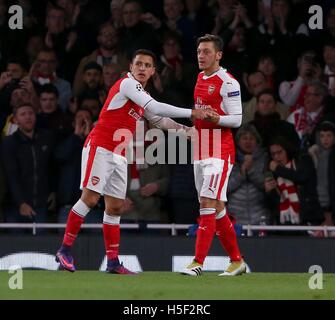 Emirates Stadium, Londra, Regno Unito. Xix oct, 2016. Mesut Ozil celebra dopo incisione con dell'Arsenal Alexis Sanchez durante la UEFA Champions League match tra Arsenal e Ludogorets Razgrad presso l'Emirates Stadium di Londra. Solo uso editoriale Credito: teleobiettivo con immagini / Alamy Live News Foto Stock