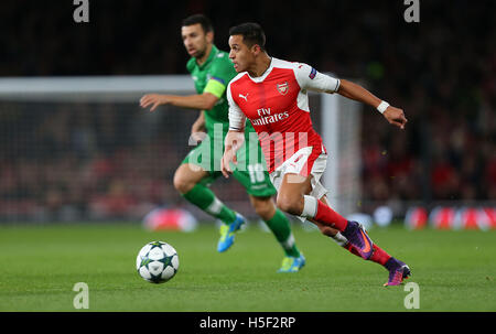 Emirates Stadium, Londra, Regno Unito. Xix oct, 2016. Dell'Arsenal Alexis Sanchez sulla palla durante la UEFA Champions League match tra Arsenal e Ludogorets Razgrad presso l'Emirates Stadium di Londra. Solo uso editoriale Credito: teleobiettivo con immagini / Alamy Live News Foto Stock