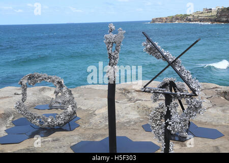 Sydney, Australia. Il 20 ottobre 2016. Il ventesimo scultura di mare, Bondi mostra presenta opere d'arte di oltre 100 Australiano e artisti internazionali ed è aperto al pubblico dal 20 Ottobre al 6 novembre 2016. Le sculture sono esposte lungo la passeggiata costiera tra Bondi e spiagge Tamarama. Nella foto: numero 83, 'La teoria del caos" dall artista Louis Pratt da NSW. Credito: Richard Milnes/Alamy Live News Foto Stock