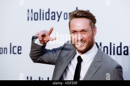 Amburgo, Germania. Xix oct, 2016. Modello Nico Schwanz pone sul tappeto rosso prima dell'Holiday on Ice Gala di Amburgo, Germania, 19 ottobre 2016. Foto: Markus Scholz/dpa/Alamy Live News Foto Stock