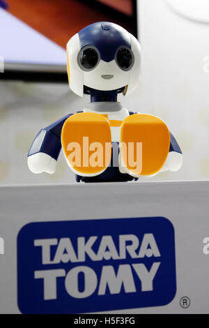 Tokyo, Giappone. 20 ottobre, 2016. Takara Tomy personali del robot parlante Robi Jr. sul display in Giappone Robot settimana 2016 a Tokyo Big Sight il 20 ottobre 2016, Tokyo, Giappone. Giappone Robot settimana è una fiera commerciale concentrandosi su i robot di servizio e le tecnologie più recenti e componenti. 7 Robot cerimonia di premiazione e manifestazioni si terranno presso l'evento che si svolge da ottobre 19-21. Credito: Rodrigo Reyes Marin/AFLO/Alamy Live News Foto Stock