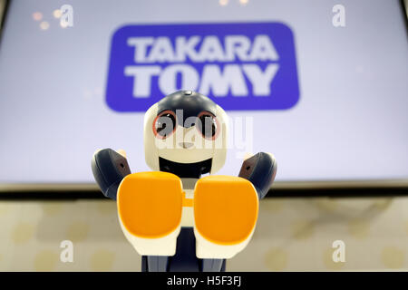 Tokyo, Giappone. 20 ottobre, 2016. Takara Tomy personali del robot parlante Robi Jr. sul display in Giappone Robot settimana 2016 a Tokyo Big Sight il 20 ottobre 2016, Tokyo, Giappone. Giappone Robot settimana è una fiera commerciale concentrandosi su i robot di servizio e le tecnologie più recenti e componenti. 7 Robot cerimonia di premiazione e manifestazioni si terranno presso l'evento che si svolge da ottobre 19-21. Credito: Rodrigo Reyes Marin/AFLO/Alamy Live News Foto Stock