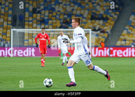 Kiev, Ucraina. Il 19 ottobre, 2016. Viktor Tsygankov di FC Dynamo Kyiv controlla una palla durante le partite di UEFA Champions League contro il Benfica al NSC Olimpiyskyi stadium di Kiev, Ucraina. Credito: Oleksandr Prykhodko/Alamy Live News Foto Stock