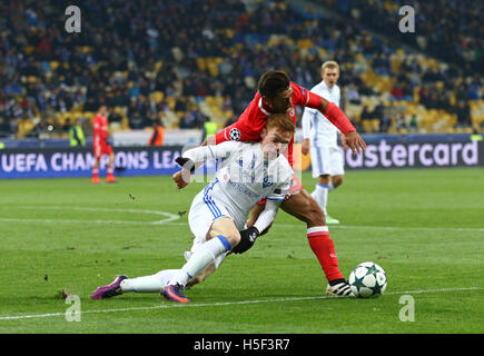 Kiev, Ucraina. Il 19 ottobre, 2016. Viktor Tsygankov di Dynamo Kyiv (in bianco) combatte per una sfera con Eduardo Salvio di Benfica durante il loro incontro della UEFA Champions League a NSC Olimpiyskyi stadium di Kiev, Ucraina. Credito: Oleksandr Prykhodko/Alamy Live News Foto Stock