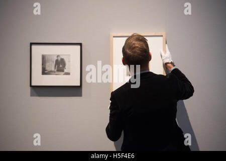 Aachen, Germania. Xx oct, 2016. Regista Andreas Beitin appendere un disegno dell'architetto Ludwig Mies van der Rohe (1886-1969) presso il Ludwig Forum di Aachen, Germania, 20 ottobre 2016. La mostra "ies van der Rohe - Die collagene', compresi i prestiti del Museo di Arte Moderna di New York, US, è aperto dal 28 ottobre 2016 fino al 12 febbraio 2017. Foto: JANNIS MATTAR/dpa/Alamy Live News Foto Stock