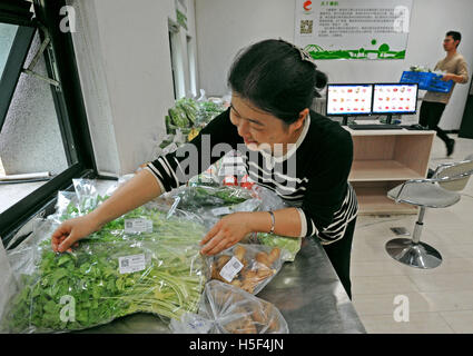 Huzhou, cinese della Provincia di Zhejiang. Xx oct, 2016. I membri del personale di un inquinamento-free prodotto agricolo azienda preparare le merci per la vendita online in Nanxun distretto di Huzhou, est della Cina di Provincia dello Zhejiang, 20 ott. 2016. Le vendite online di volume della provincia dello Zhejiang aumentata 34.21% a 633.557 miliardi di yuan (circa 94 miliardi di dollari) nei primi tre trimestri del 2016. © Tan Jin/Xinhua/Alamy Live News Foto Stock