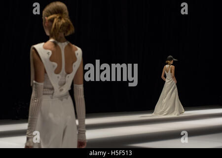 Tokyo, Tokyo, Giappone. Xx oct, 2016. Un modello di passeggiate sulla pista durante l'Hiroko Koshino mostrano come parte della settimana della moda a Tokyo Primavera/Estate 2017. © Alessandro Di Ciommo/ZUMA filo/Alamy Live News Foto Stock