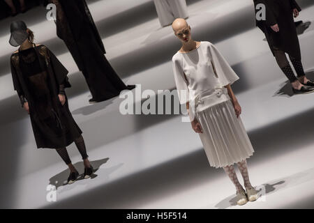 Tokyo, Tokyo, Giappone. Xx oct, 2016. Un modello di passeggiate sulla pista durante l'Hiroko Koshino mostrano come parte della settimana della moda a Tokyo Primavera/Estate 2017. © Alessandro Di Ciommo/ZUMA filo/Alamy Live News Foto Stock