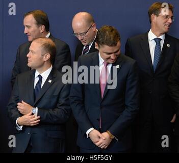 Bruxelles, Belgio. Xx oct, 2016. Primi Ministri (L-R) Stefan LOFVEN di Svezia, Giuseppe MOSCATO di Malta, ceco Bohuslav SOBOTKA, Estonia TAAVI ROIVAS, MIRO CERAR di Slovenia rappresentano per i fotografi durante il vertice UE di primi ministri a Bruxelles, Belgio, 20 ottobre 2016. Credito: Jakub Dospiva/CTK foto/Alamy Live News Foto Stock