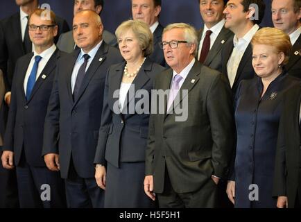 Bruxelles, Belgio. Xx oct, 2016. Il Primo Ministro inglese Theresa Maggio (3° a sinistra), il Presidente della Commissione europea Lussemburgo Jean Claude Juncker (seconda a destra) posa per foto di famiglia durante il vertice UE di primi ministri a Bruxelles, Belgio, 20 ottobre 2016. Credito: Jakub Dospiva/CTK foto/Alamy Live News Foto Stock